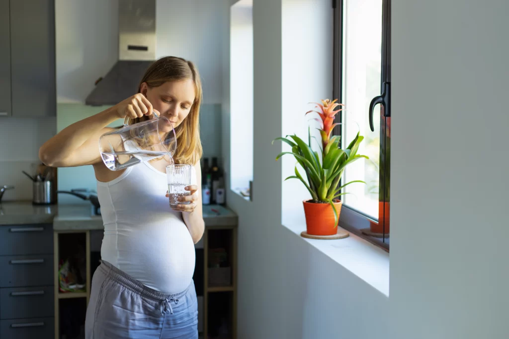 How much water pregnant women should drink?